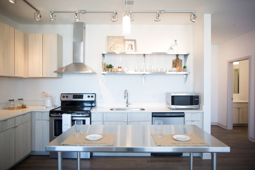 More Photos Of 747 N College Ave, Indianapolis Apartments For Lease