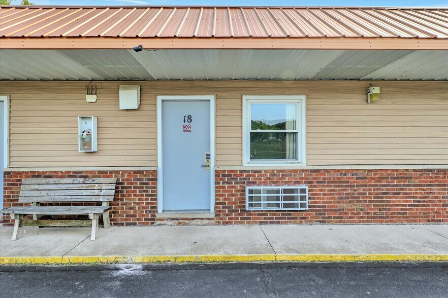 More Photos Of 1295 IL-16, Shelbyville Hotel For Sale