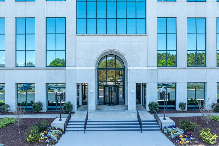 More Photos Of 9144 Arrowpoint Blvd, Charlotte Office For Sale