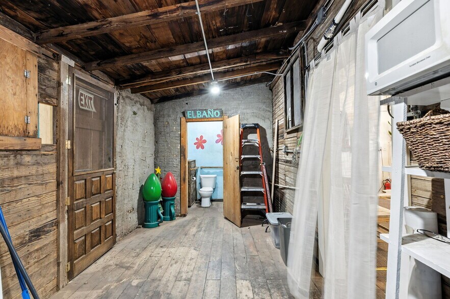 More Photos Of 100 W Murphy St, Alpine General Retail For Sale