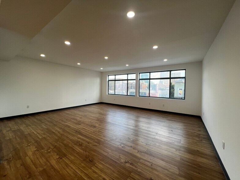 More Photos Of 13681 Roosevelt Ave, Flushing Office For Lease