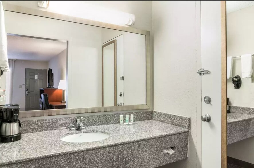 More Photos Of 631 E Barbour St, Eufaula Hotel For Sale