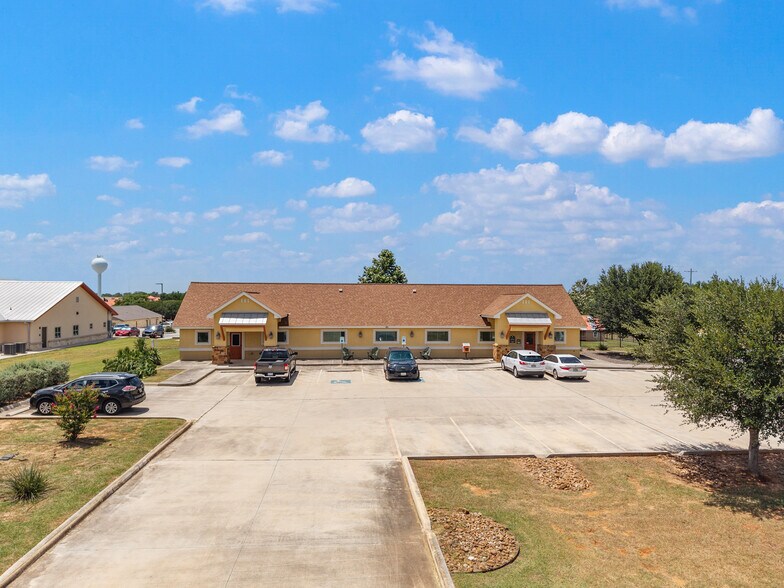 More Photos Of 140 Paloma Dr, Floresville Office For Sale