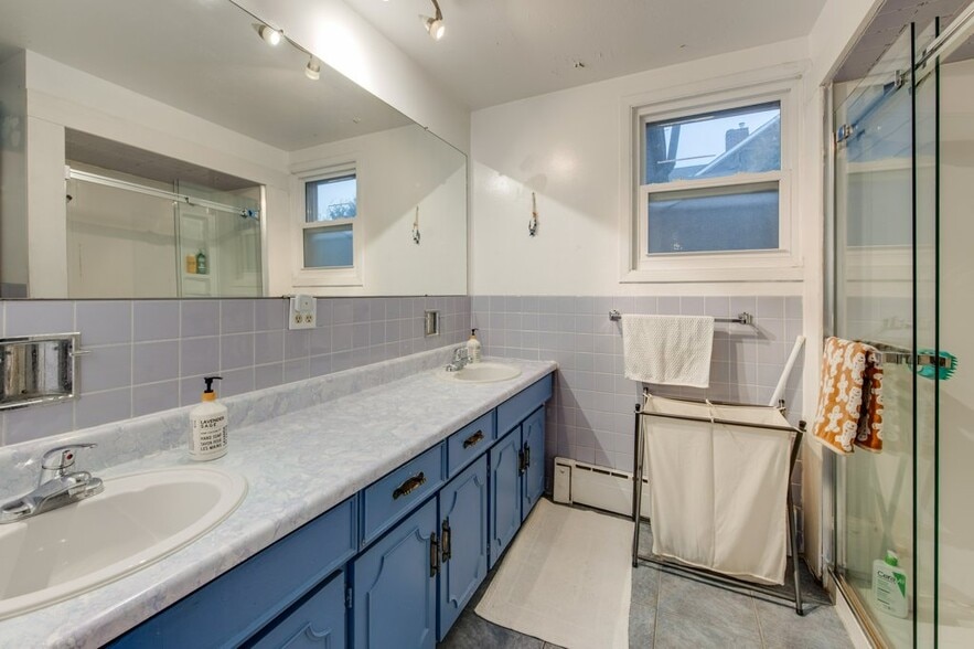 More Photos Of 256 Crawford St, Toronto Storefront Retail Residential For Sale