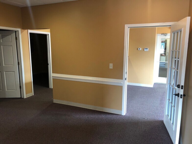 More Photos Of 441 University Ave W, Saint Paul Storefront Retail Office For Lease