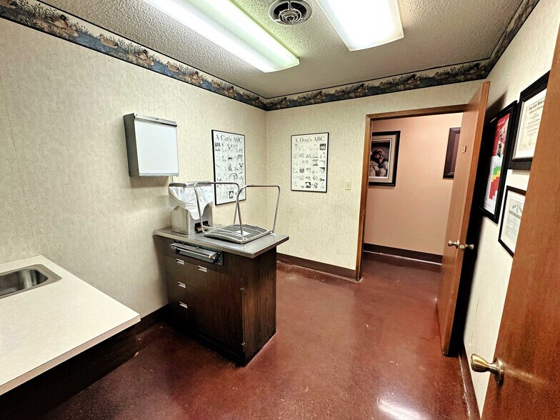 More Photos Of 1210 Southtown Dr, Waterloo Office For Sale