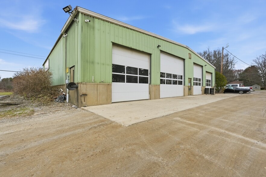 More Photos Of 327 West St, West Hatfield Warehouse For Lease