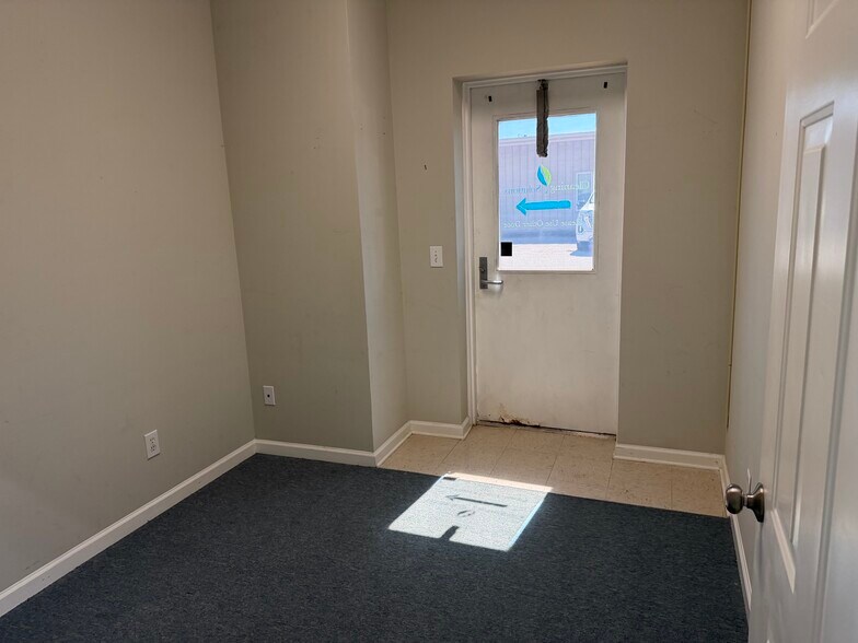 More Photos Of 1975 Mall Blvd, Auburn Warehouse For Lease