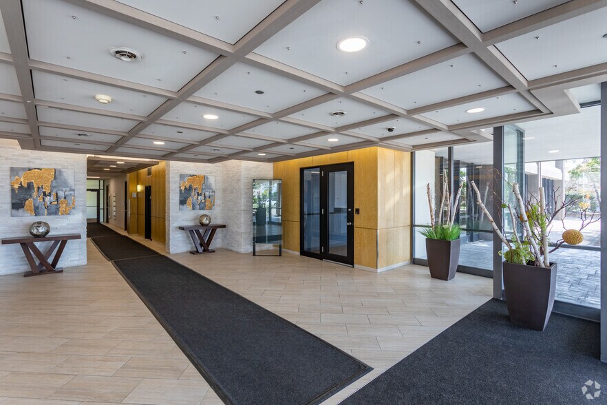 More Photos Of 10600 W Higgins Rd, Rosemont Office For Lease