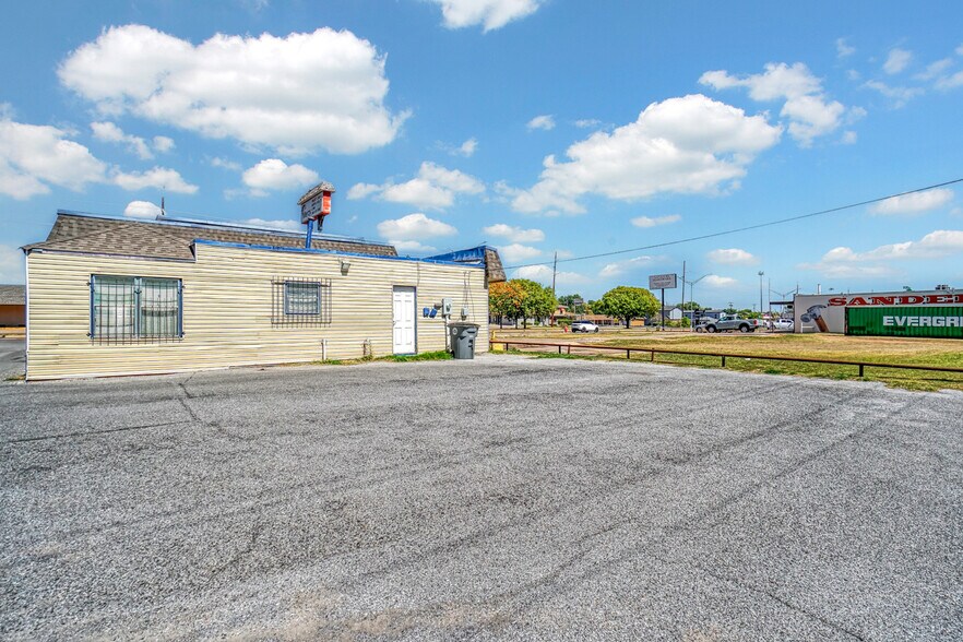 More Photos Of 1222 NW Cache Rd, Lawton Office For Sale