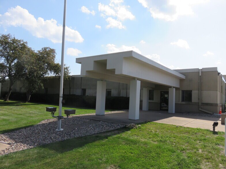 More Photos Of 800 E 10th St E, Hastings Manufacturing For Lease