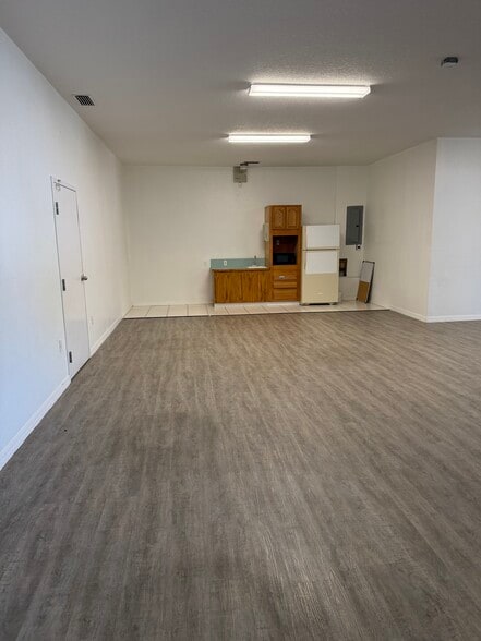 More Photos Of 4751 E Moody Blvd, Bunnell Showroom For Lease