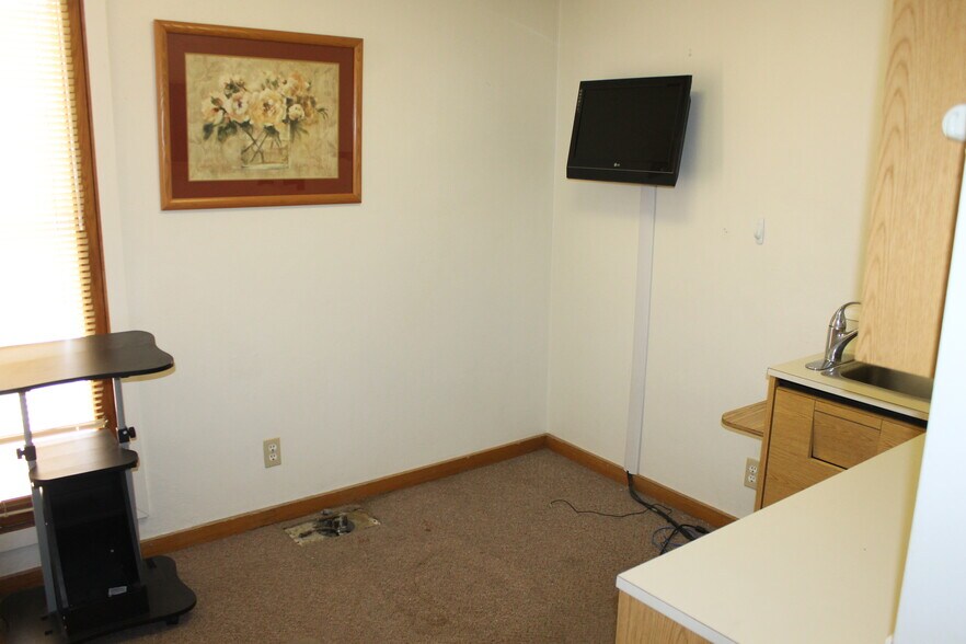 More Photos Of 129 E Locust St, Dekalb Office For Sale