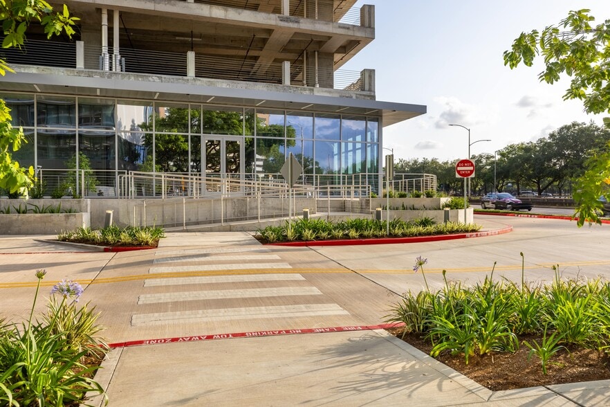 More Photos Of 6919 Main St, Houston Apartments For Lease