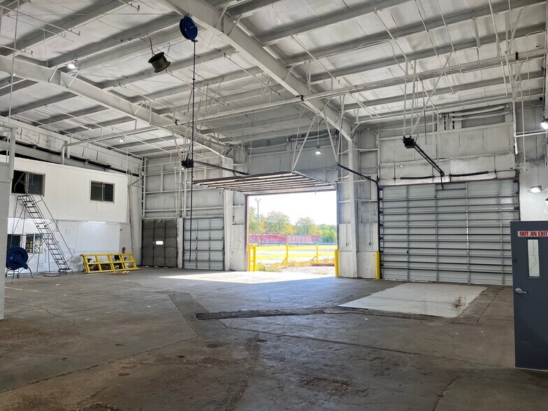 More Photos Of 2230 Ernie Krueger Cir, Waukegan Truck Terminal For Lease