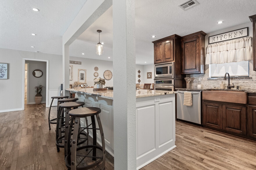 More Photos Of 3133 Chickasaw Trl, Sulphur Restaurant For Sale