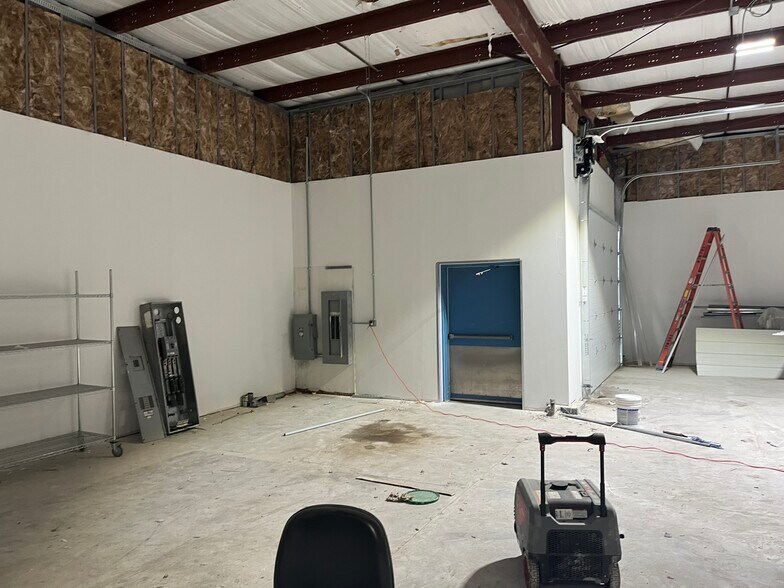 More Photos Of 2728 84th St, Omaha Warehouse For Lease