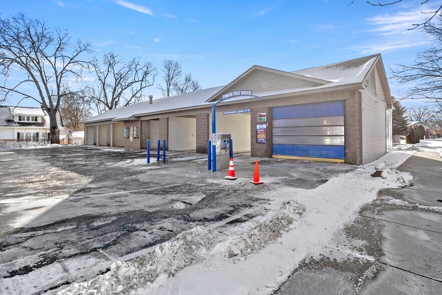 More Photos Of 25957 Gibraltar Rd, Flat Rock Carwash For Sale