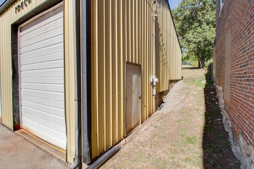 More Photos Of 808 E Broadway, Alton Specialty For Sale