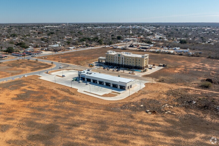 More Photos Of 1702 Louise Ln, Pearsall Storefront For Sale