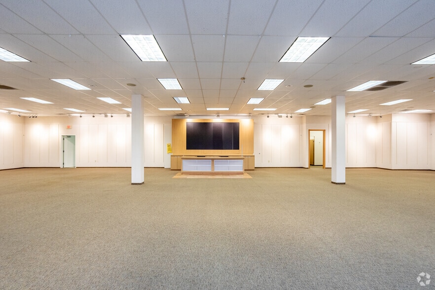 More Photos Of 1971 Dr. M.L.K. Jr Expy, Andalusia Storefront For Lease