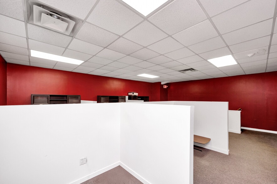 More Photos Of 429 W Main St, Patchogue Freestanding For Lease