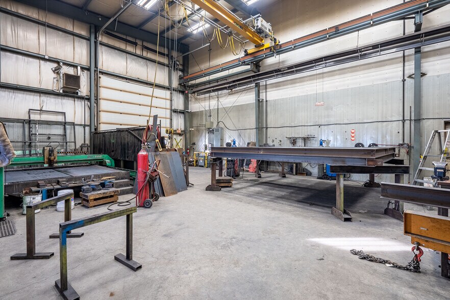 More Photos Of 4702 40 Av, Lloydminster Industrial For Lease