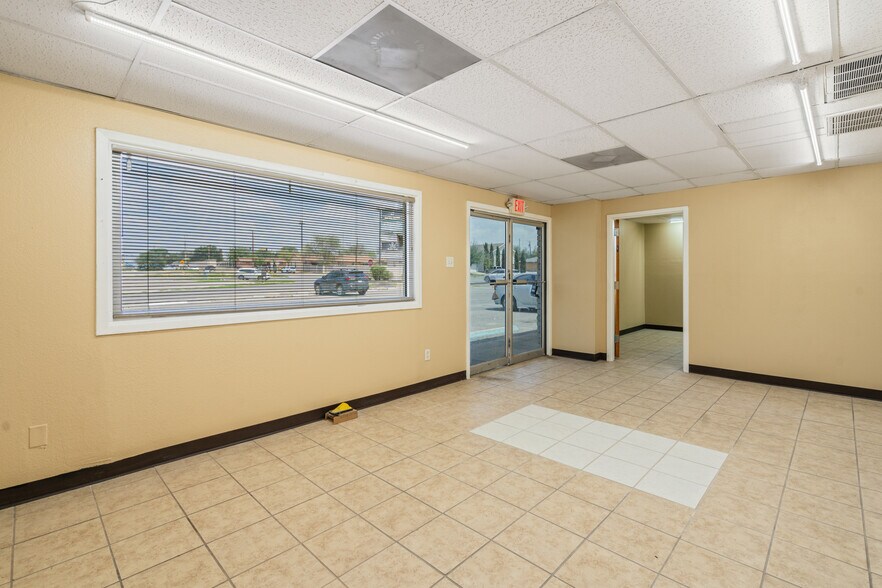 More Photos Of 300-310 Margaret Ln, Del Rio Medical For Lease