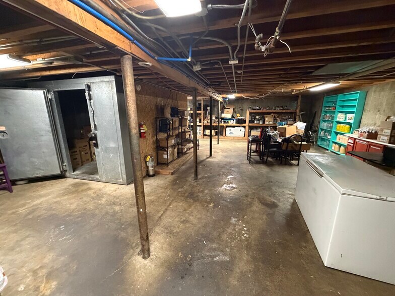 More Photos Of 1111 E Park Ave, Anaconda Restaurant For Sale