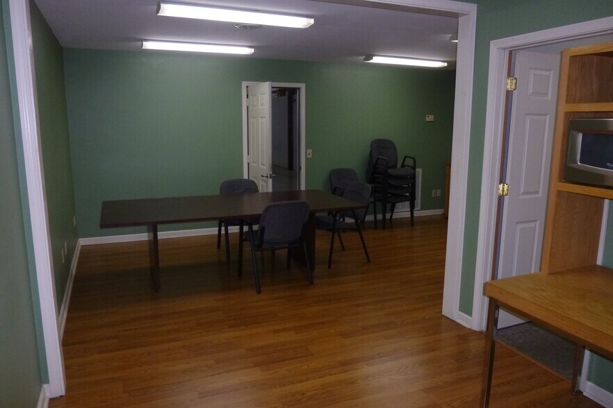 More Photos Of 115 Mary St, Johnson City Flex For Lease