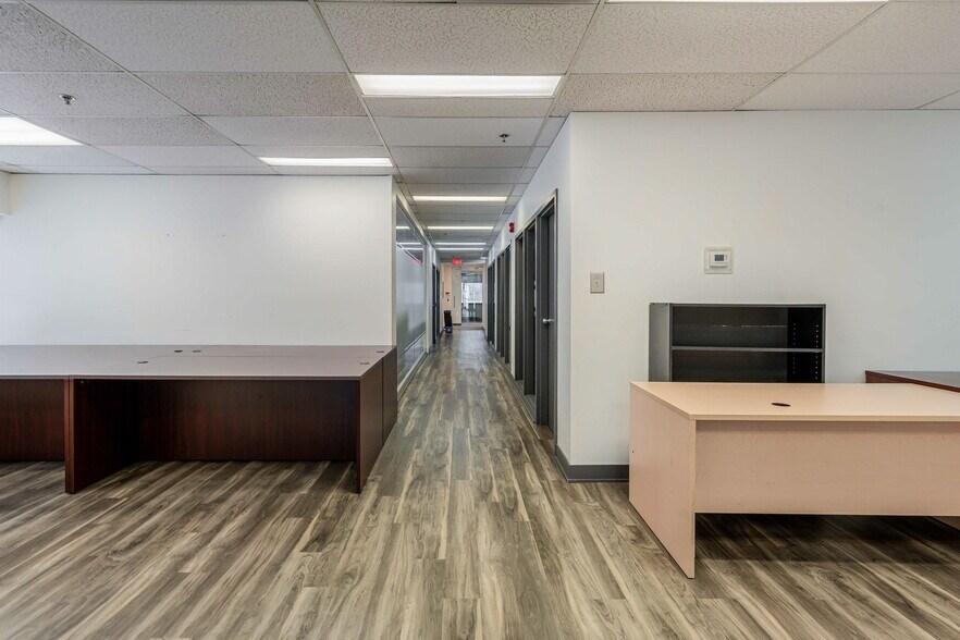 More Photos Of 50 Rue de Lauzon, Boucherville Flex For Lease