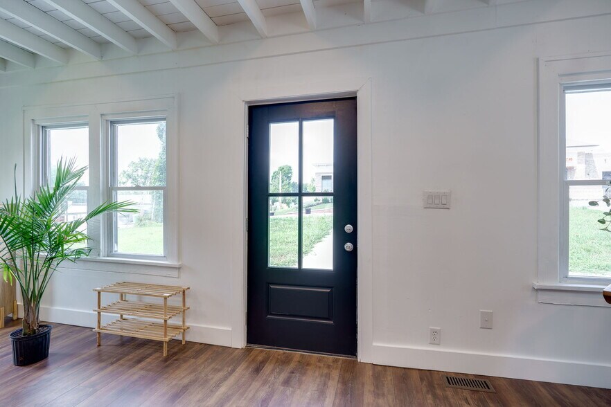 More Photos Of 520 N Broadway St, Lebanon Showroom For Sale