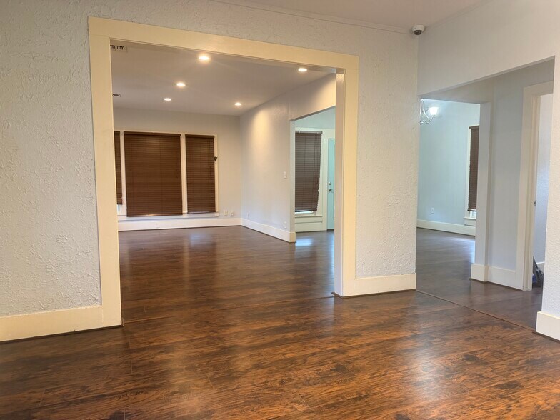 More Photos Of 415 W Goodwin St, Pleasanton Storefront Retail Office For Lease