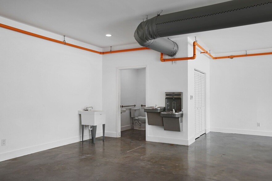 More Photos Of 10830 Navajo Dr, Saint Petersburg Showroom For Sale