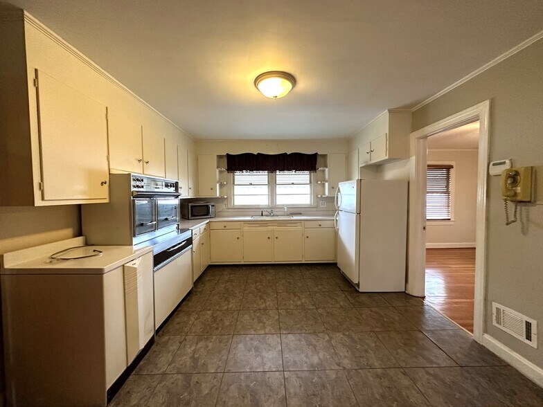 More Photos Of 1934 N Pleasantburg Dr, Greenville Medical For Lease