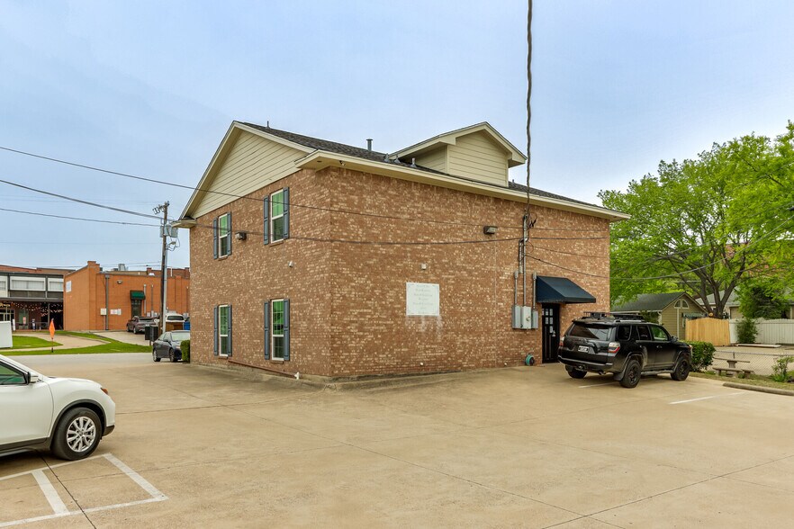 More Photos Of 110 S Barton Ave, Grapevine Freestanding For Sale