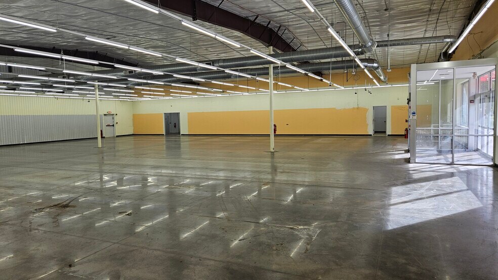 More Photos Of 5732 McClellan Hwy, Branchland Freestanding For Lease