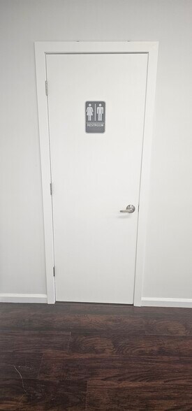 More Photos Of 711 N Main St, Pleasantville General Retail For Lease