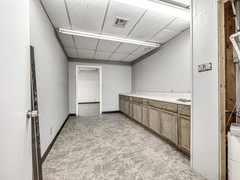 More Photos Of 1141 SE Grand Blvd, Oklahoma City Unknown For Lease