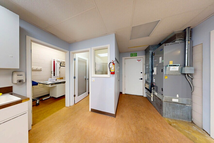 More Photos Of 7447 Martin Way E, Lacey Veterinarian Kennel For Sale
