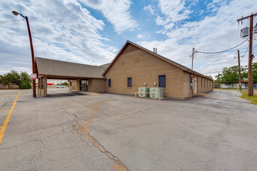 More Photos Of 1001 Austin St, Midland Religious Facility For Sale