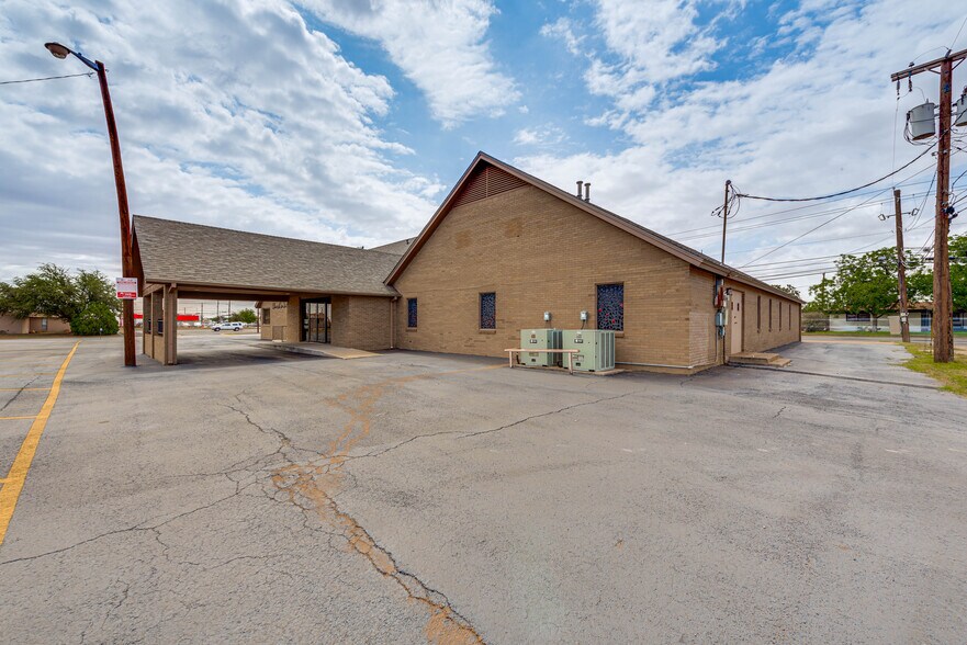 More Photos Of 1001 Austin St, Midland Religious Facility For Sale