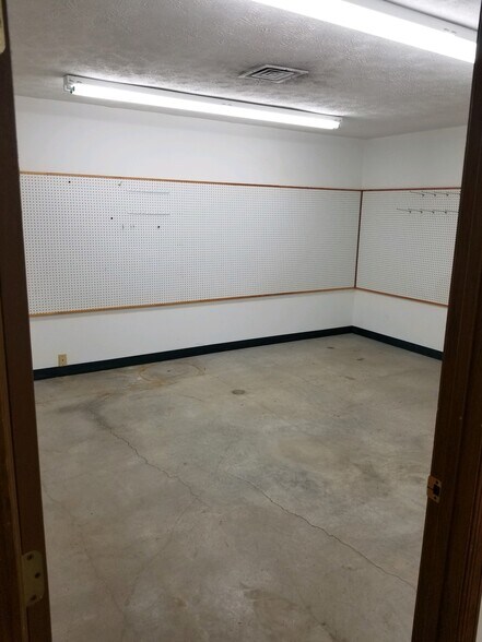 More Photos Of 1720 Titus Rd, Springfield Freestanding For Lease