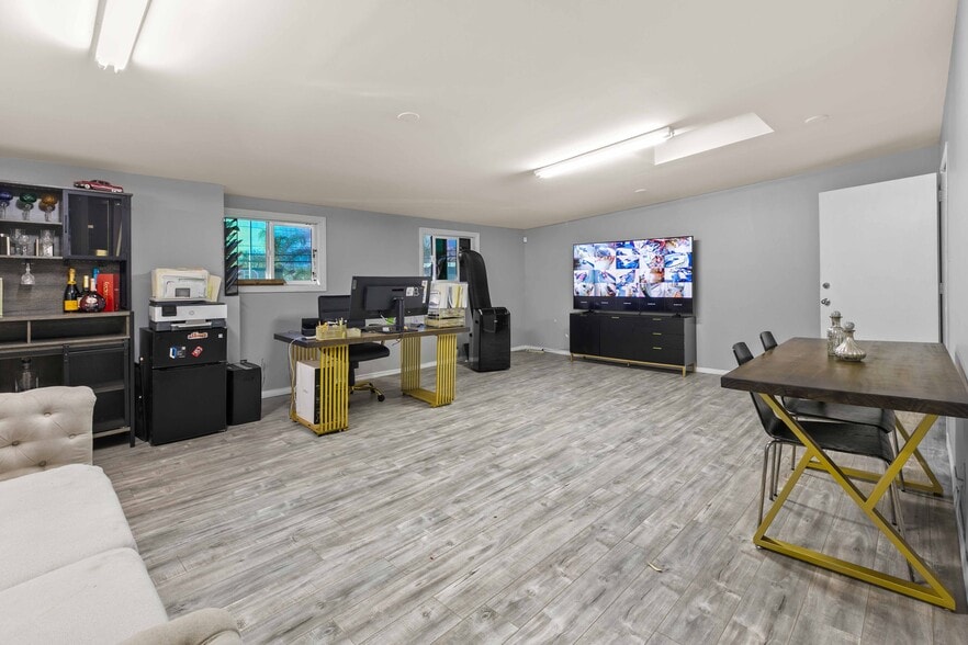 More Photos Of 11686 Sheldon St, Sun Valley Warehouse For Lease