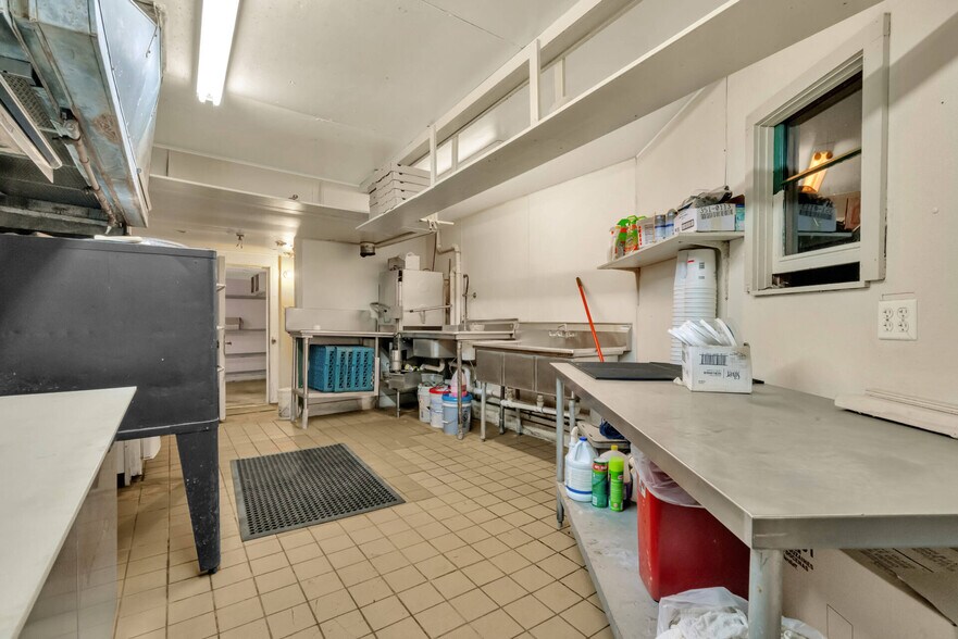 More Photos Of 152 E Main St, Dwight Bar For Lease