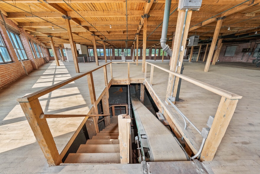 More Photos Of 6100 Wilson Ave, Kansas City Warehouse For Sale