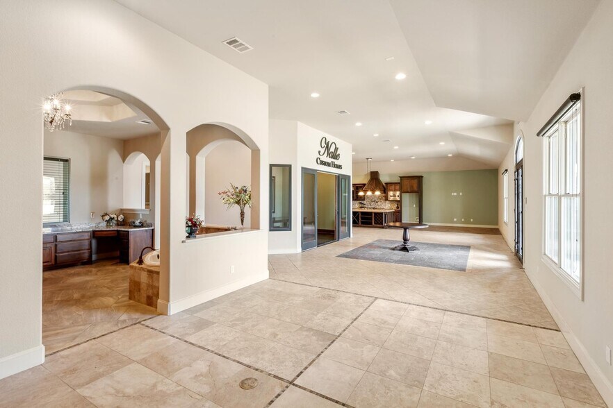 More Photos Of 105 Applewood Dr, Cedar Creek Office For Sale