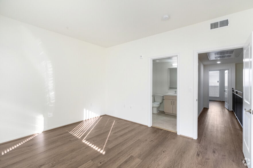 More Photos Of 6838-6874 Northbank Dr, Ventura Apartments For Lease