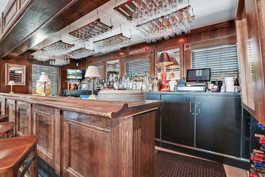 More Photos Of 56-58 S Bay Ave, Eastport Restaurant For Sale