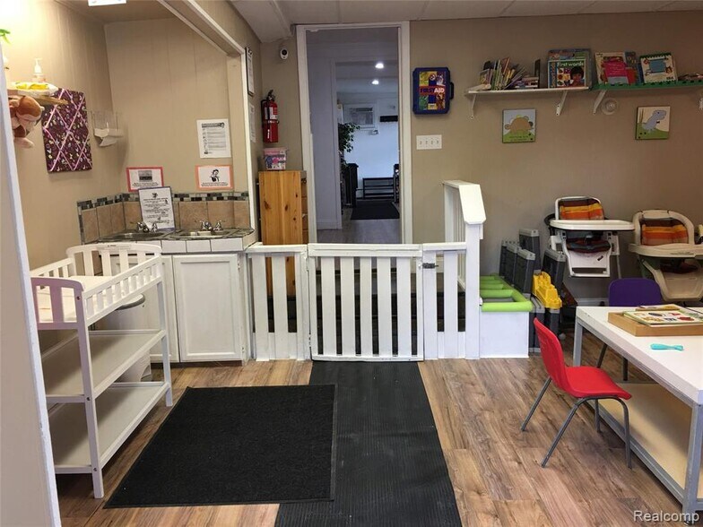 More Photos Of 4430 Elizabeth Lake Rd, Waterford Daycare Center For Sale